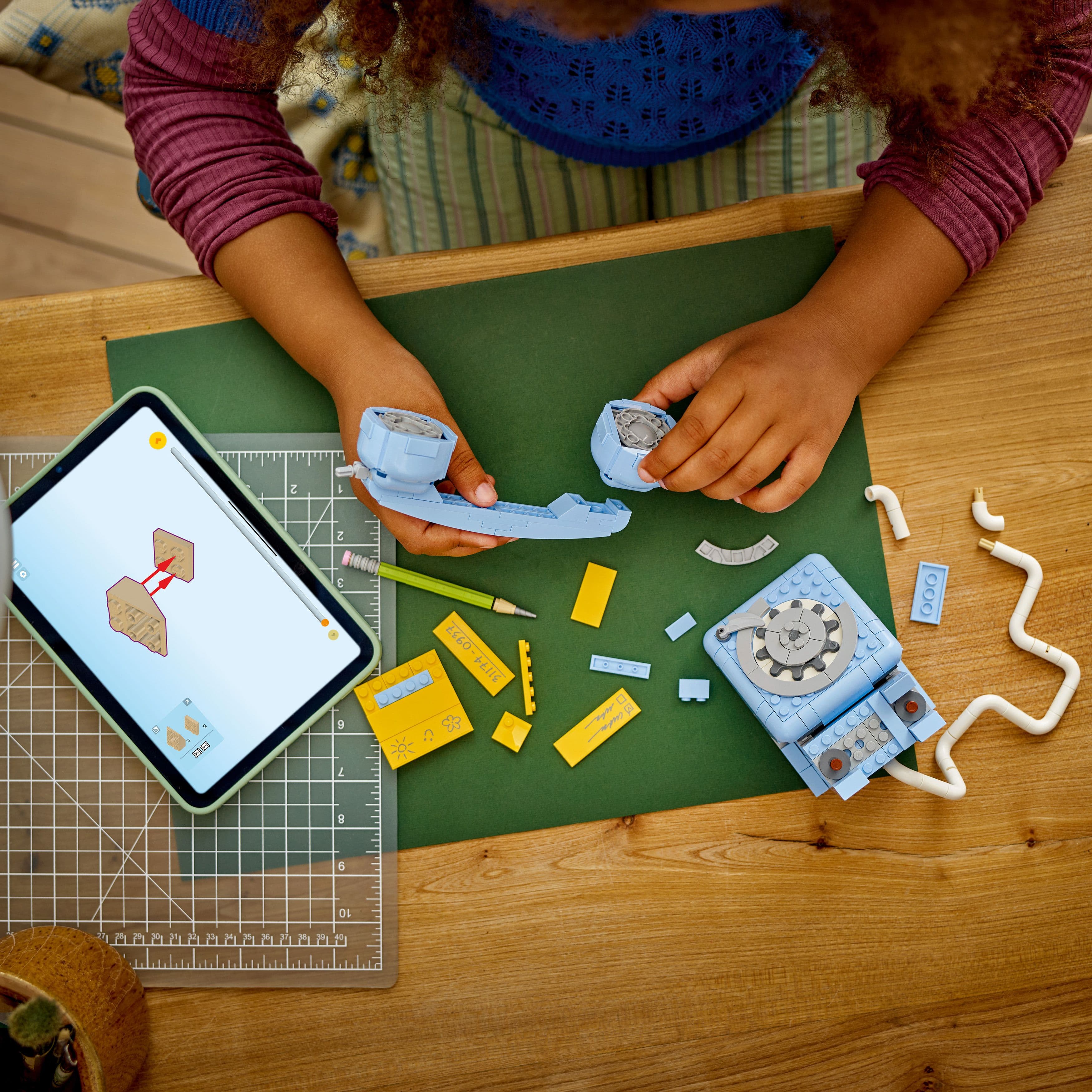 Curious Minds Toys & Games > Toys > Construction Toys > Interlocking Blocks > LEGO > LEGO Creator Lego Creator 3 in 1 31174 Retro Telephone Rebuildable Set for Ages 8+