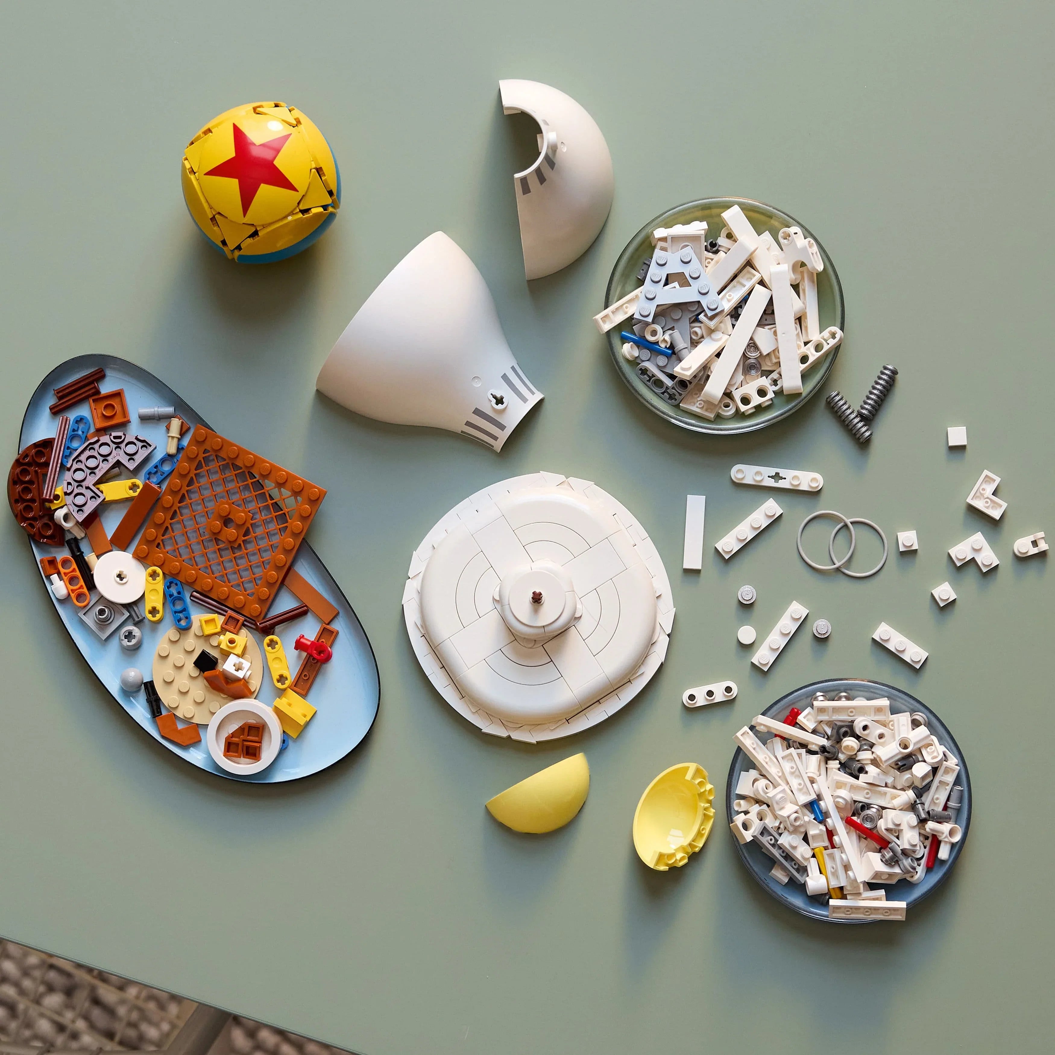 Curious Minds Toys & Games > Toys > Construction Toys > Interlocking Blocks > LEGO > Other LEGO Sets Lego Ideas 21357 Disney Pixar Luxo Jr. Building Set for Ages 18 and Up